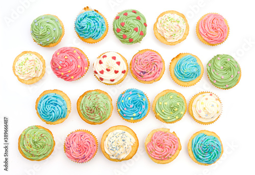 Liebevoll verzierte Cupcakes mit buntem Dekor