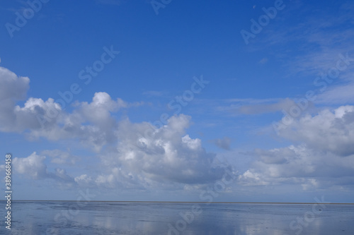Wolken über dem Wattenmeer bei Ebbe
