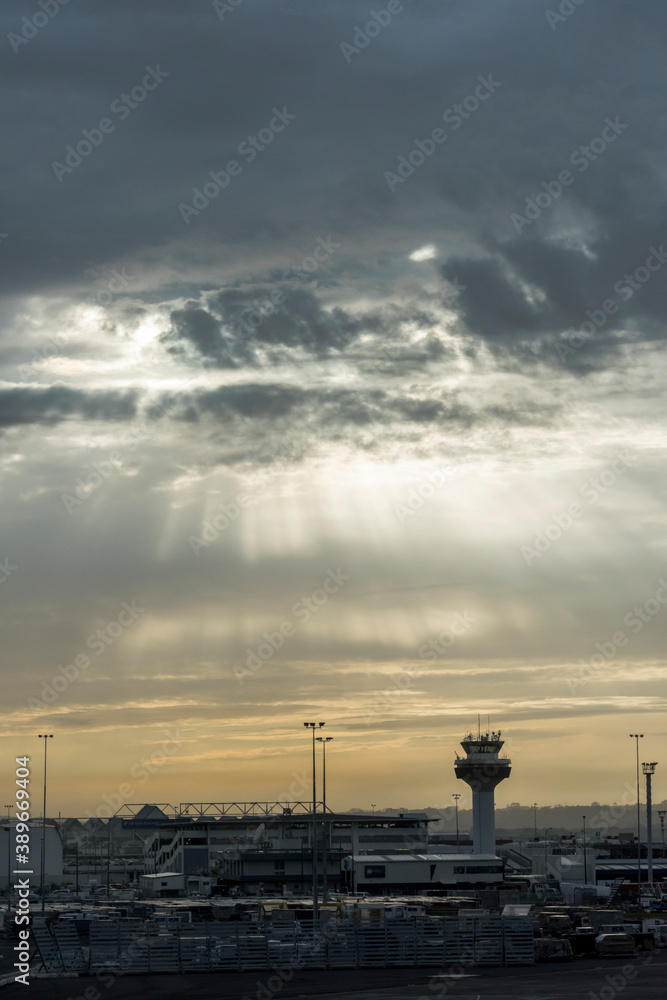 朝の光芒の中の空港
