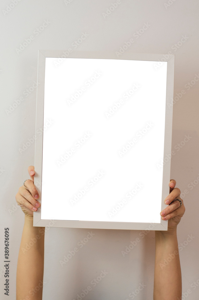 manos con cuadros para fotografía con fondo blanco manos con cuadros para fotografía con fondo blanco