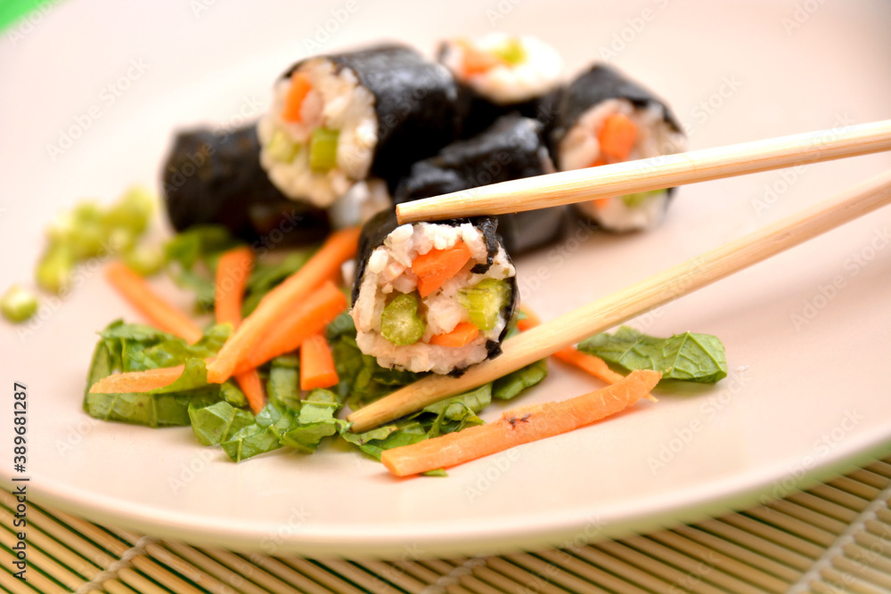 sushi rolls piatto giapponese cibo asiatico sushi rolls piatto giapponese cibo asiatico