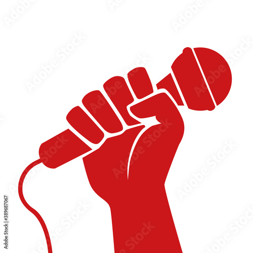 Concept de la liberté d’expression, avec un poing levé tenant un micro, symbolisant la lutte pour le droit d’informer librement.
