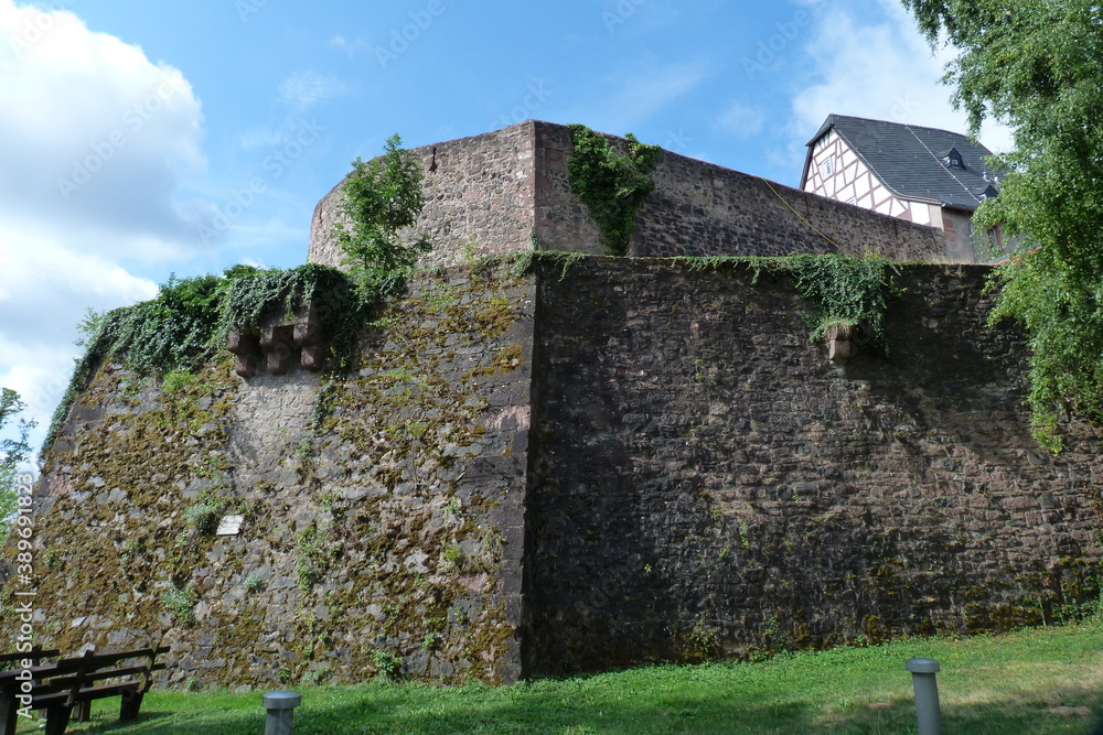 Burgmauern Veste Otzberg im Odenwald in Hessen
