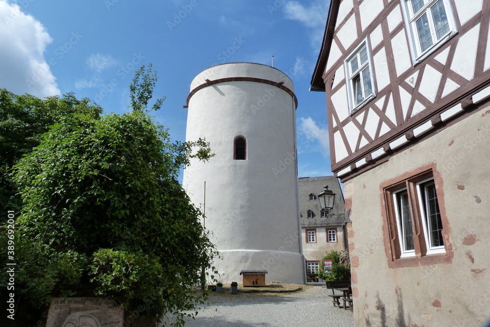 Weißer Rundturm Burg Veste Otzberg im Odenwald in Hessen Weißer Rundturm Burg Veste Otzberg im Odenwald in Hessen