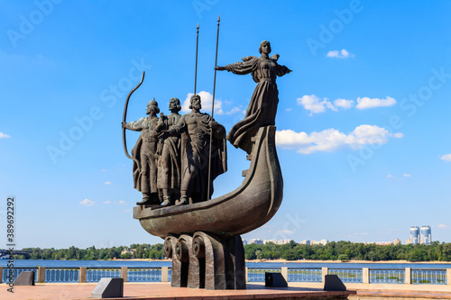 Fotografiet Monument to founders of Kiev on the embankment of the Dnieper river in Kyiv, Ukr