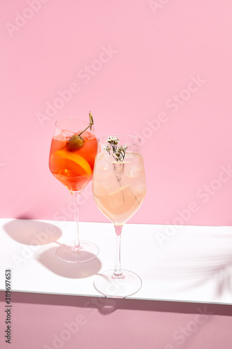 Leinwand Poster Aperol Spritz Cocktail on pink background