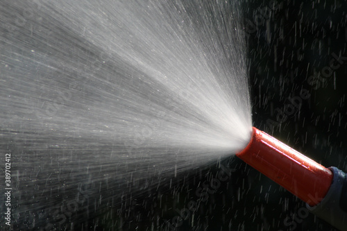 Fotografía water sprying out of a hose