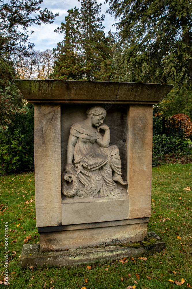 Obraz premium alter Grabstein mit einer Männerstatue