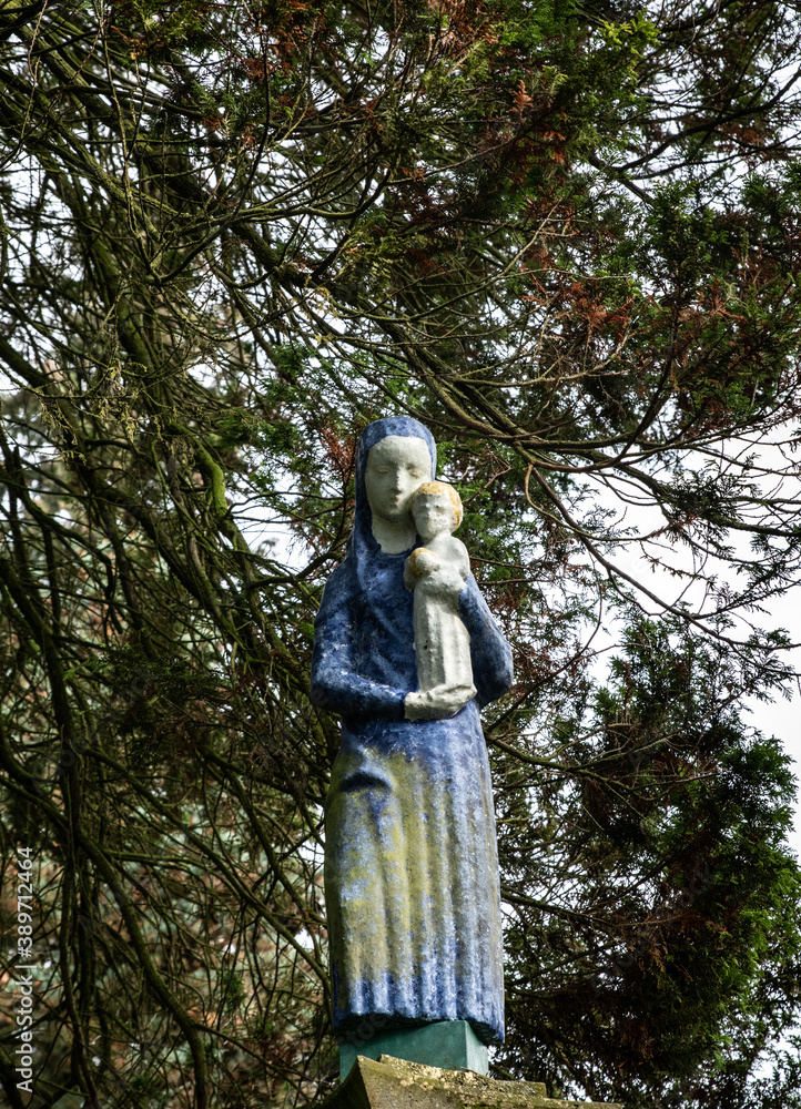 schöne Madonnenfigur in blau weiß mit dem Jesuskind im Arm schöne Madonnenfigur in blau weiß mit dem Jesuskind im Arm