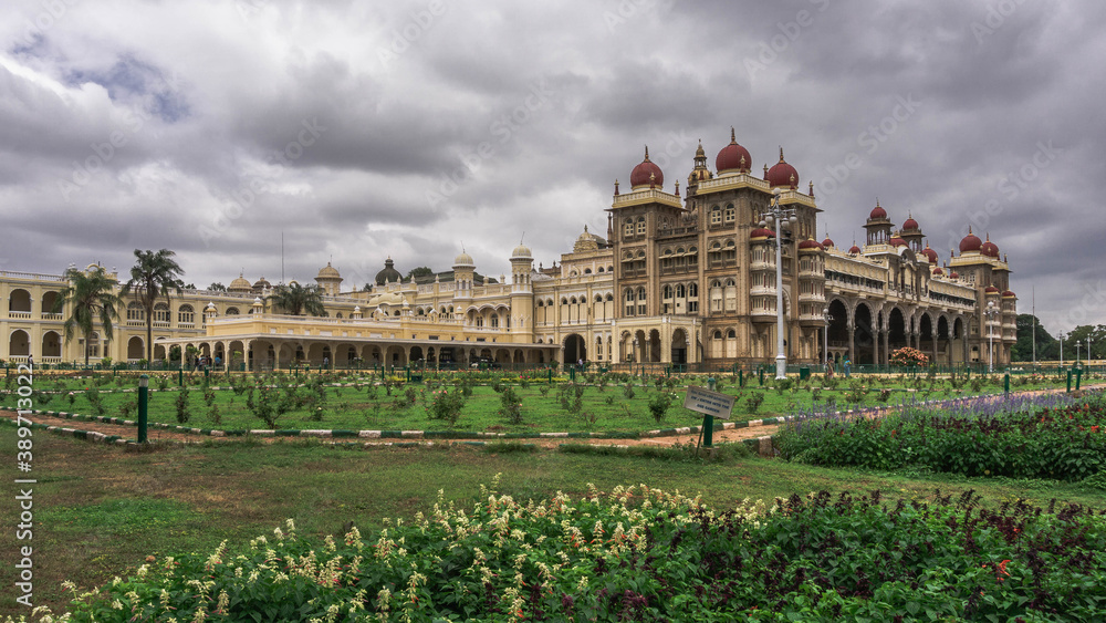 In the center of Mysore city is the magnificent Mysore Palace, which served as the seat of the Vodeyar dynasty - the former royal family of Mysore