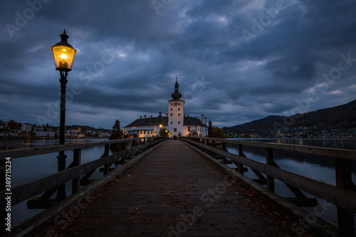 Schloss Orth in Gmunden am Traunsee zur blauen Stunde, Oberösterreich, Österreich, Europa © Sonja Birkelbach