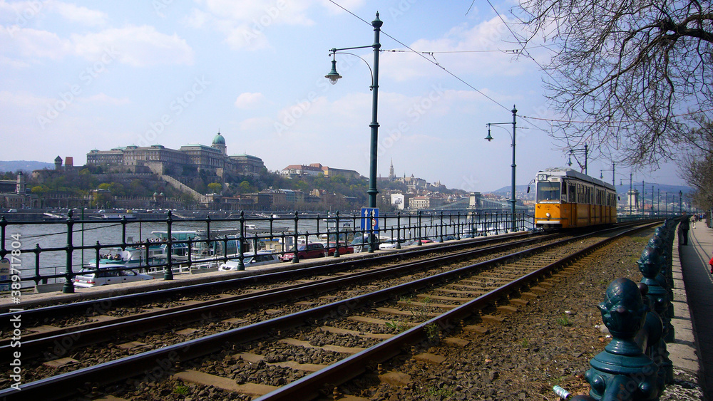 Vista sobre el Danubio a su paso por la ciudad de Budapest, capital de Hungria
