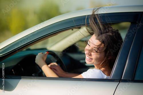 Φωτογραφία A reckless girl drives a car with her eyes closed.