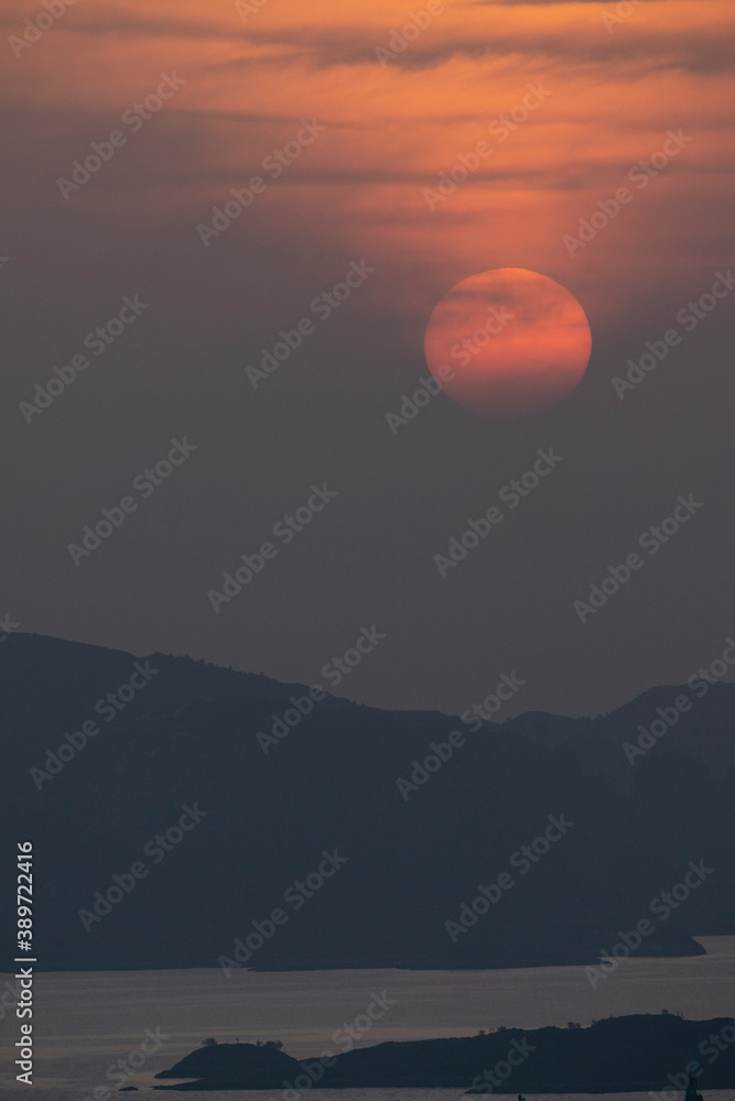 Fototapeta premium Smoggy sunset