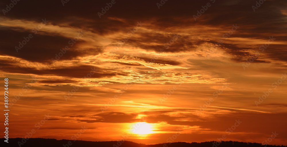 Glühend orange-roter Himmel bei Sonnenuntergang