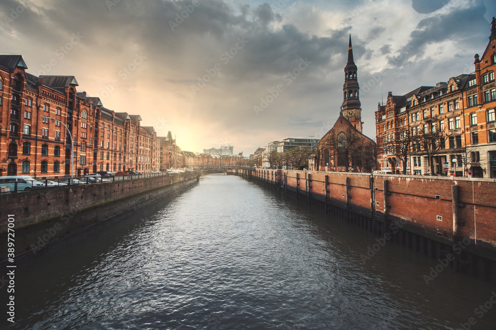 Fototapeta premium Sonnenaufgang in Hamburg