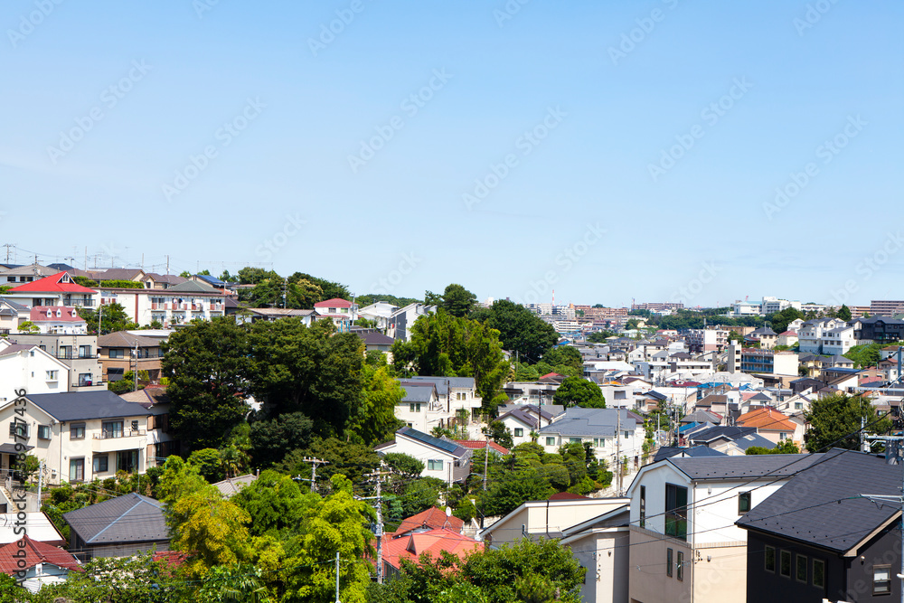 Fototapeta premium 住宅街と青空