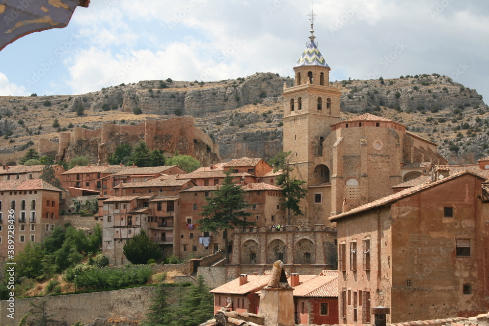 Vista de Albarracin con su campanario y fondo de montañas