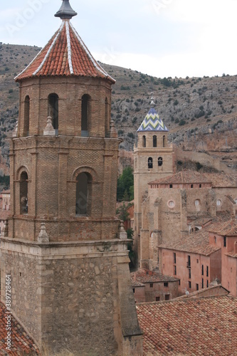 dos campanarios de Albarracin con tejados del pueblo y montaña de fondo