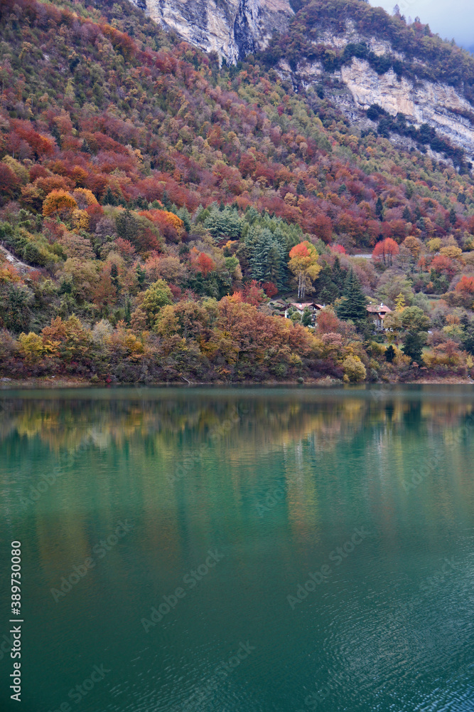 LAGO DI TENNO IN TRENTINO IN AUTUNNO LAGO DI TENNO IN TRENTINO IN AUTUNNO