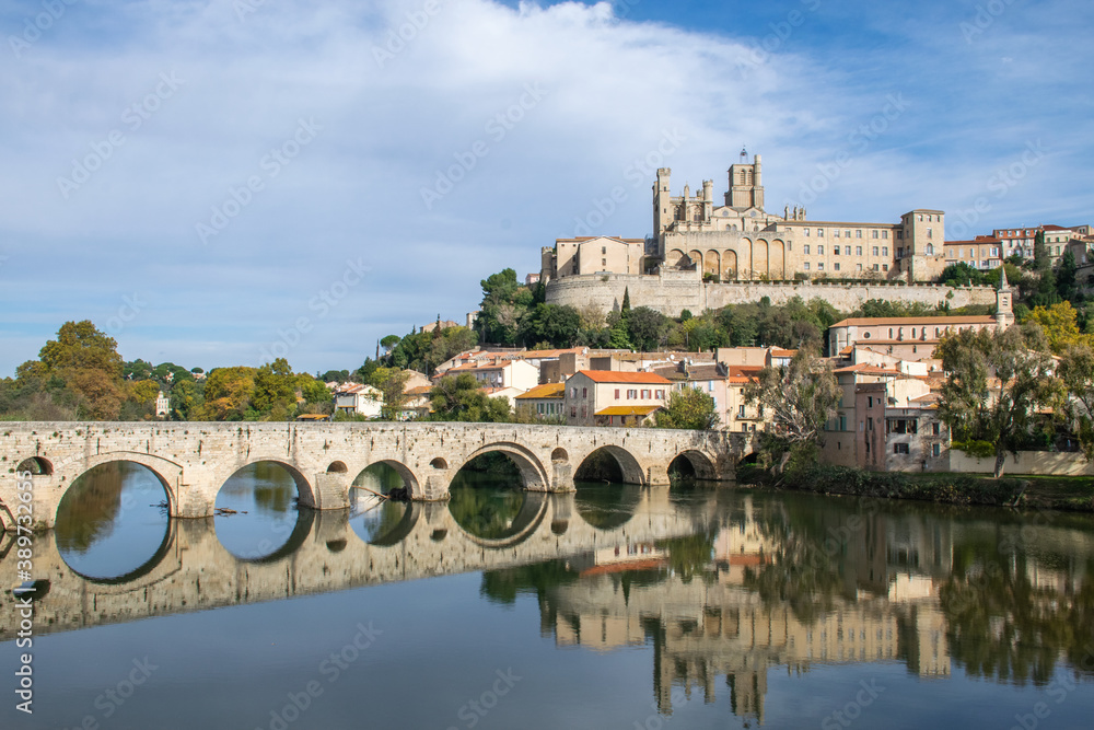 Obraz premium Historic bridge of Pont Vieux below the Cathedral of Béziers in the South of France
