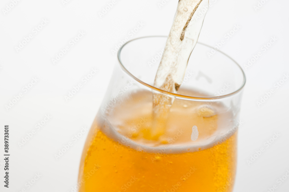 グラスに注がれるビール グラスに注がれるビール