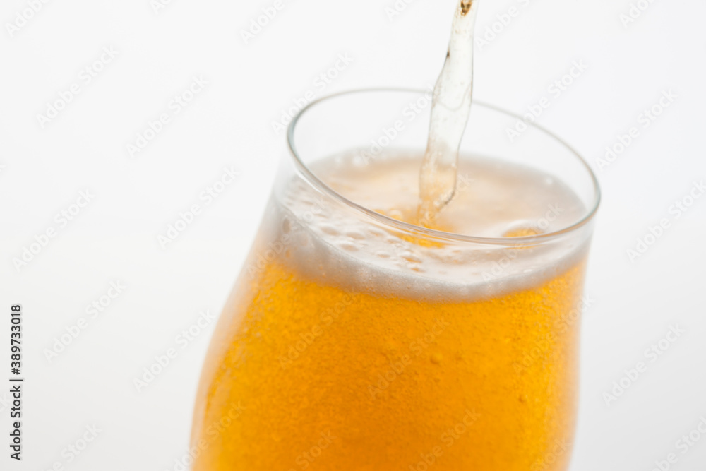 グラスに注がれるビール グラスに注がれるビール