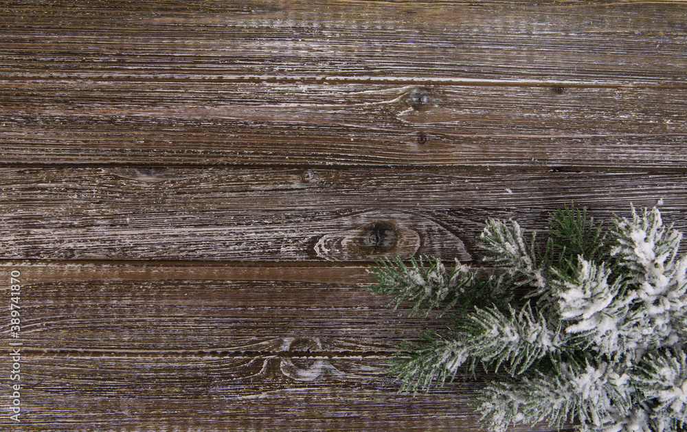 branche de sapin enneigée dans le coin inférieur droit d'un espace vide fait en planche de bois branche de sapin enneigée dans le coin inférieur droit d'un espace vide fait en planche de bois