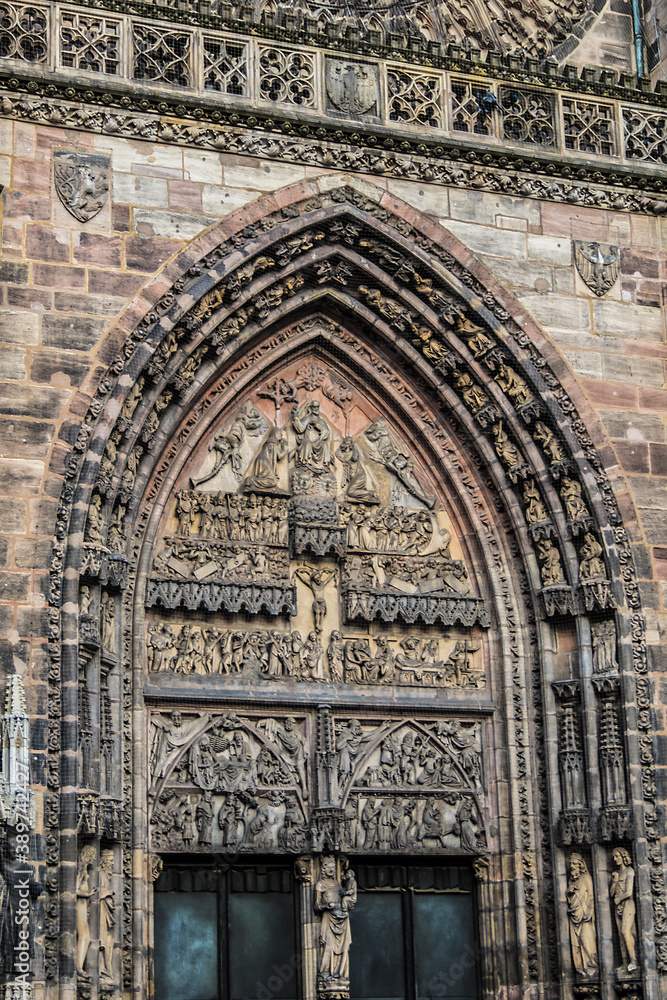 Fototapeta premium Gothic facade of Saint Lawrence (Lorenz, 1477) church in the old town of Nuremberg, Bavaria, Germany.