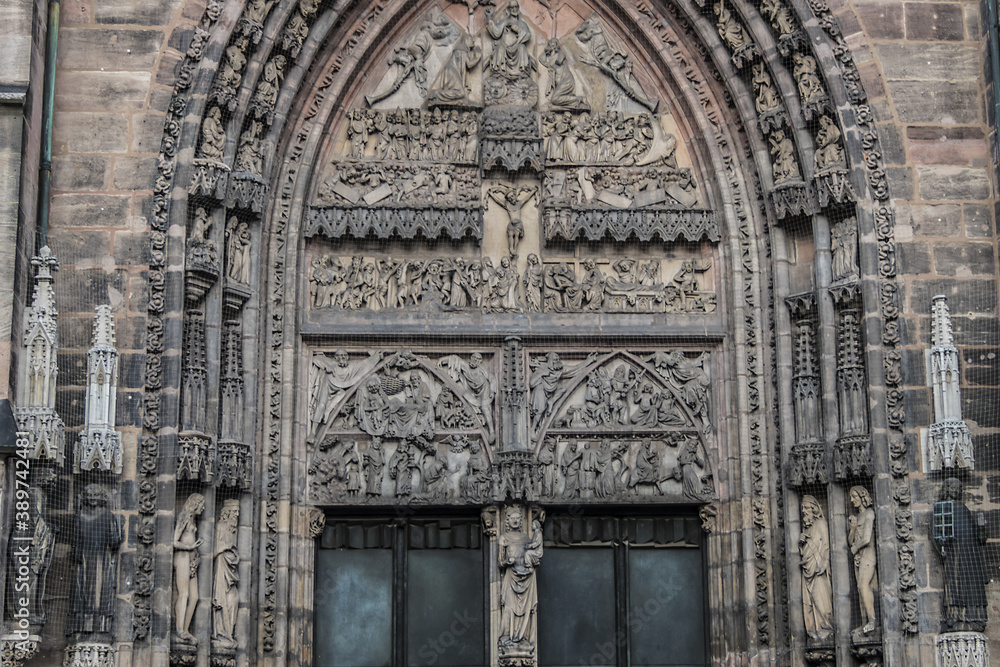 Fototapeta premium Gothic facade of Saint Lawrence (Lorenz, 1477) church in the old town of Nuremberg, Bavaria, Germany.
