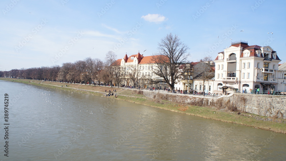 Obraz premium old buildings and lots of tourists in western ukrainian town