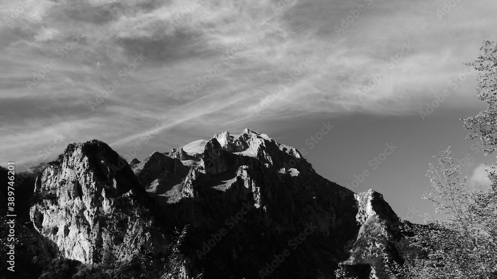foto montagna in bianco e nero con nuvole 