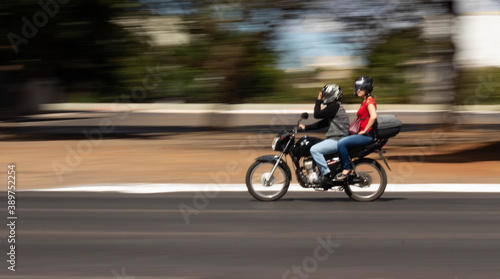 Moving motorcycle - Carro em movimento - Moto en mouvement © Talita