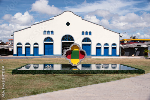 Tableau sur toile O mercado central de Macapá é um lugar animado e colorido, cheio de vida