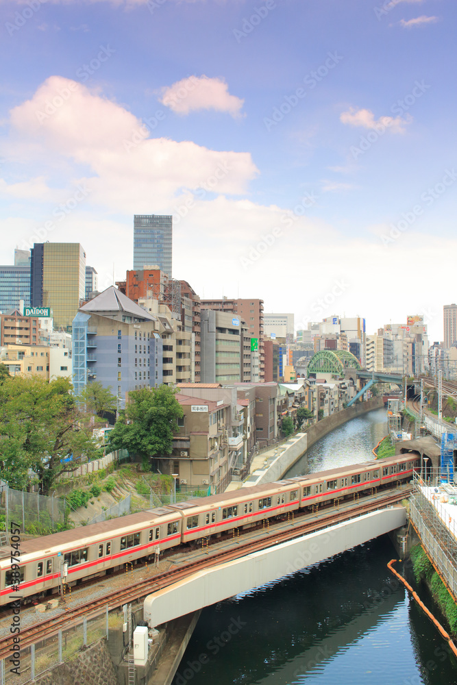 Obraz premium 丸ノ内線と神田川