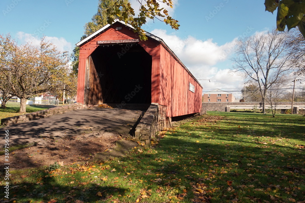Fototapeta premium Red Covered Bridge