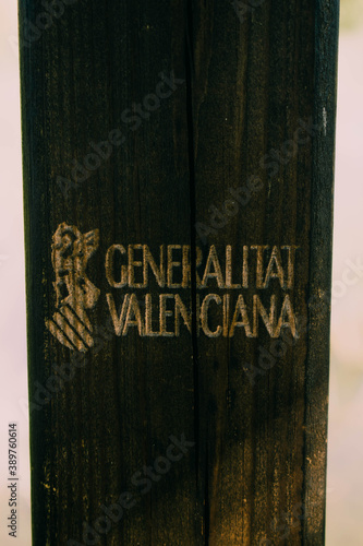 Viga de madera con el logo de la Generalitat Valenciana estampado