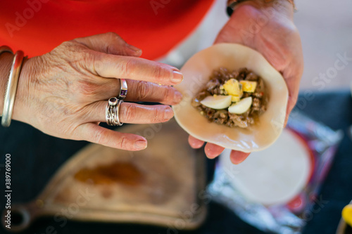 manos de mujer hacen empanada  para freir o al horno comida tipica tradicional argentina córdoba