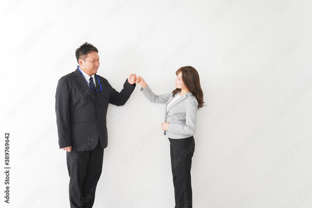 新しい生活様式の握手をするビジネスパーソン