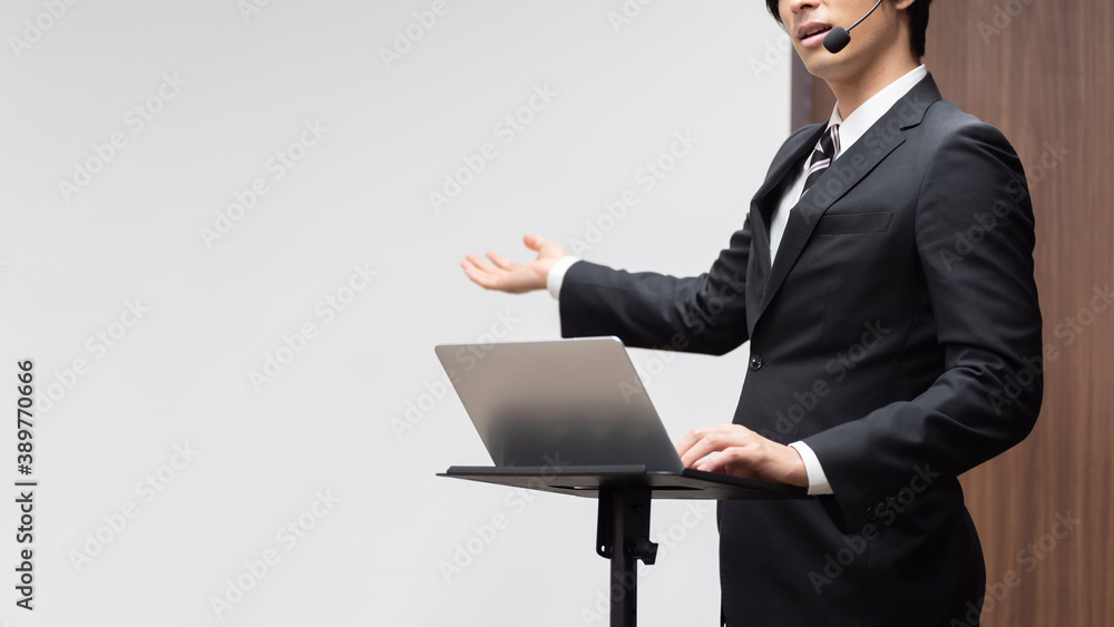 会議室でプレゼンをするビジネスマン