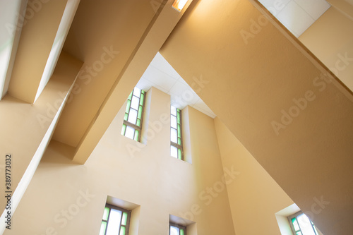 paroi intérieur d'un mur à plafond très haut dans une cage d'escaliers