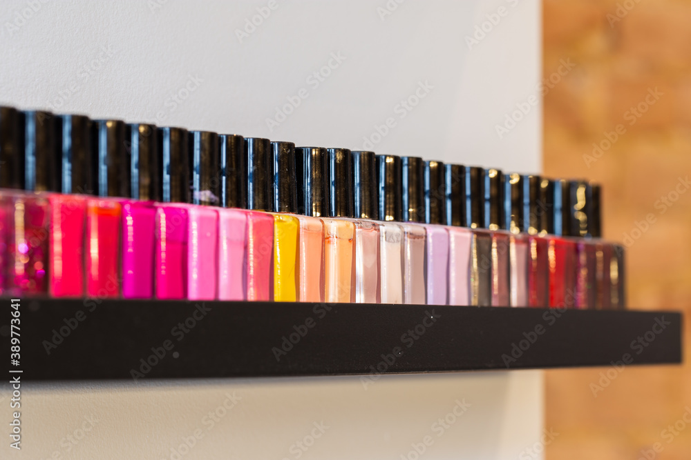 rangée de vernis à ongle installé sur une tablette dans un salon de beauté rangée de vernis à ongle installé sur une tablette dans un salon de beauté