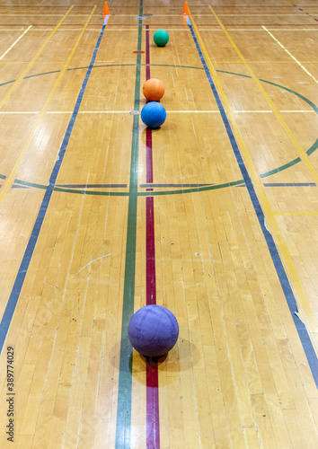 ballons au sol dans un gymnase avec plancher de bois photo