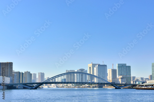 鉄橋と高層ビル群 © Paylessimages