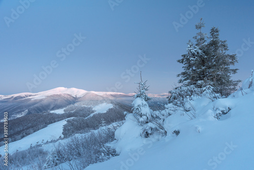 Snowy winter in the Ukrainian Carpathian mountains with traveling tourists © reme80