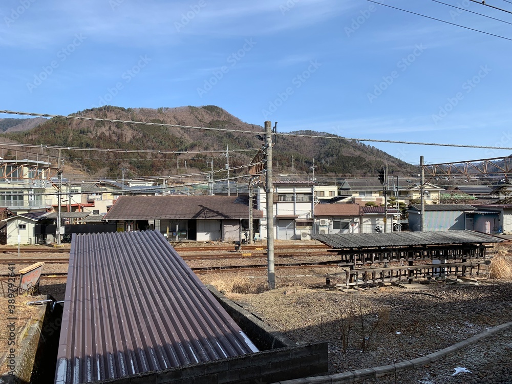 田舎町の駅と住宅街