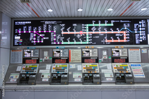 京都市地下鉄の券売機と路線図
