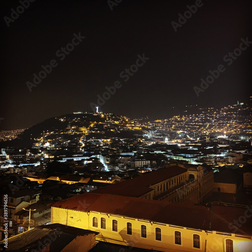 Quito nocturno con Vista al  Panecillo en Ecuador   desde el barrio  La Tola 