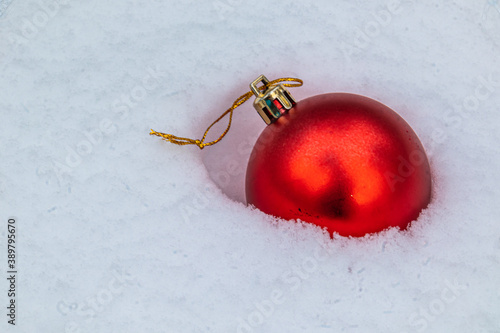 Foto beautiful Christmas fur-tree toys in the snow with the structure in the Christma