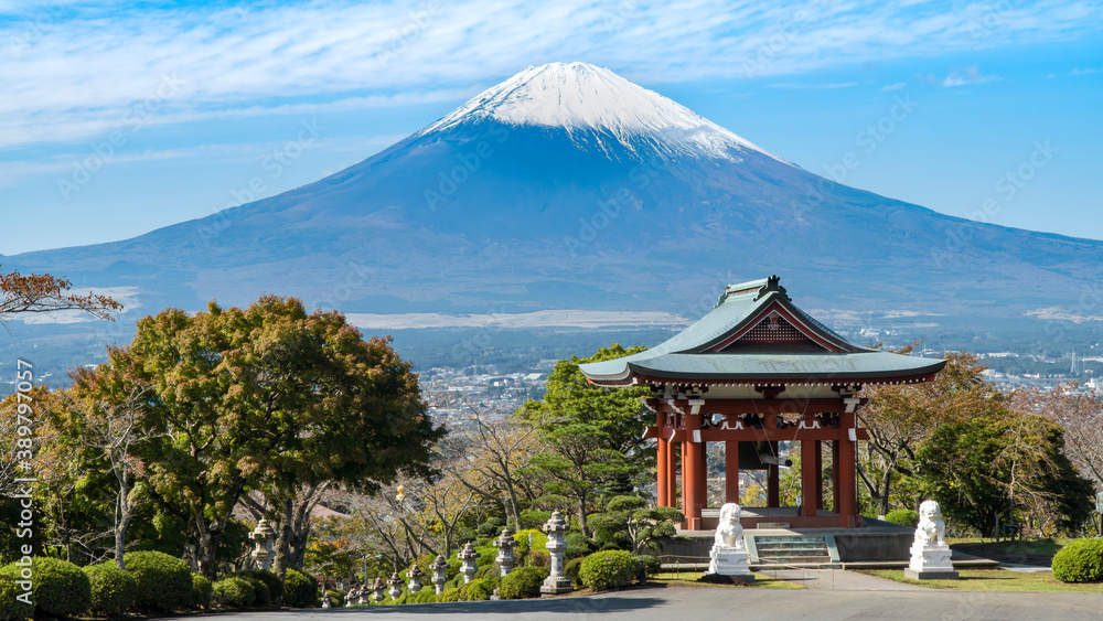 静岡県御殿場市にある平和公園から眺める晴れた日の富士山